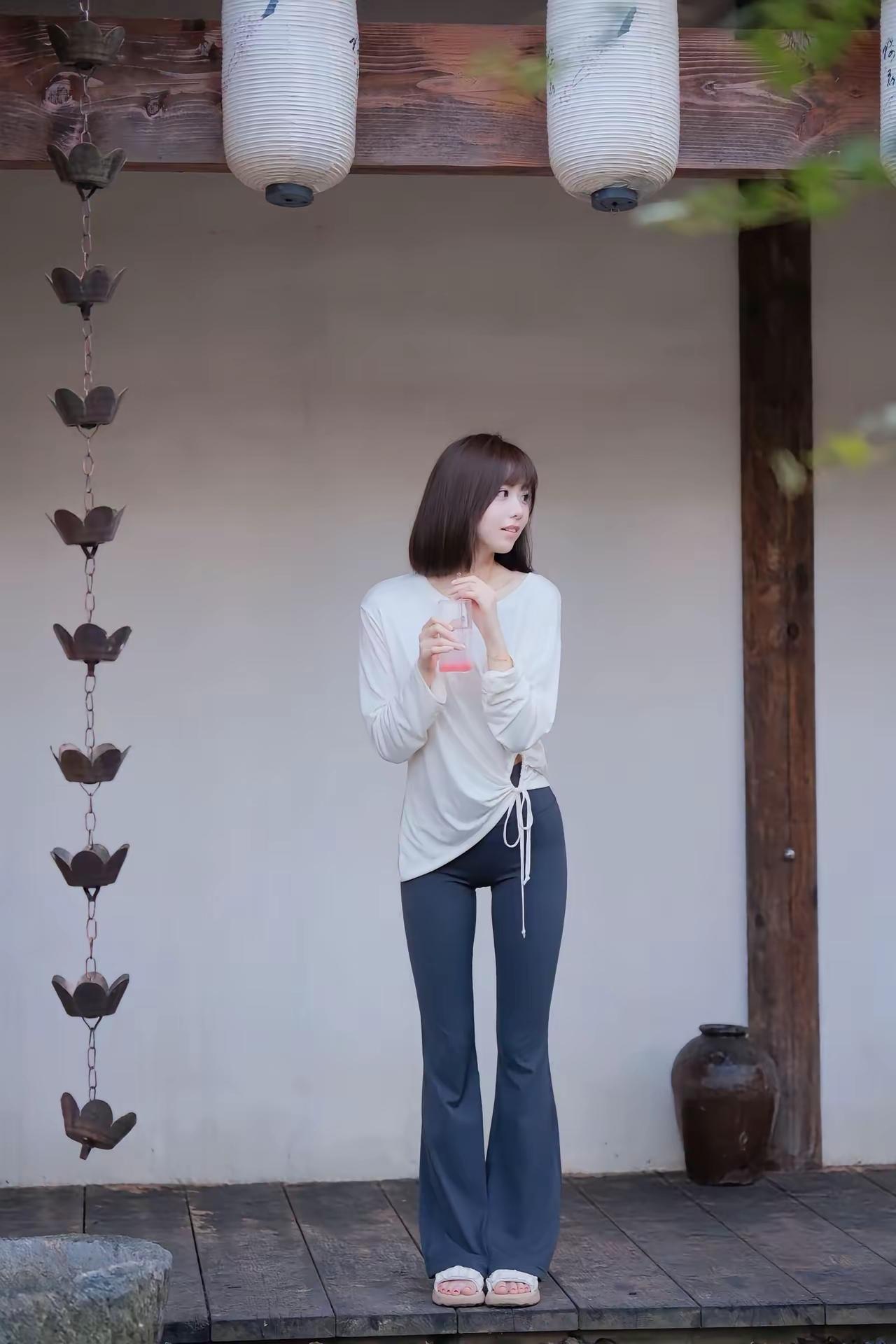 悠闲午后，轻啜奶茶，享受宁静时光。晒晒随手一拍美丽的花朵