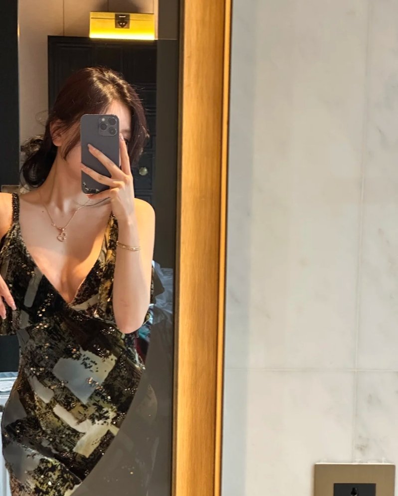 没有人能要求我成什么样 永远自由如风 永远自我成谜 . ​​​