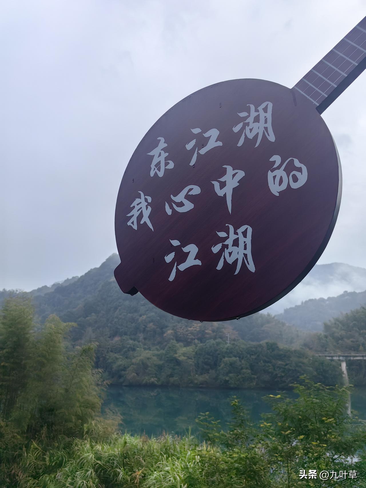 你说你学富五车，头条给一个“西山观月落”的上联，平平平仄仄，有点意思，下联那必须