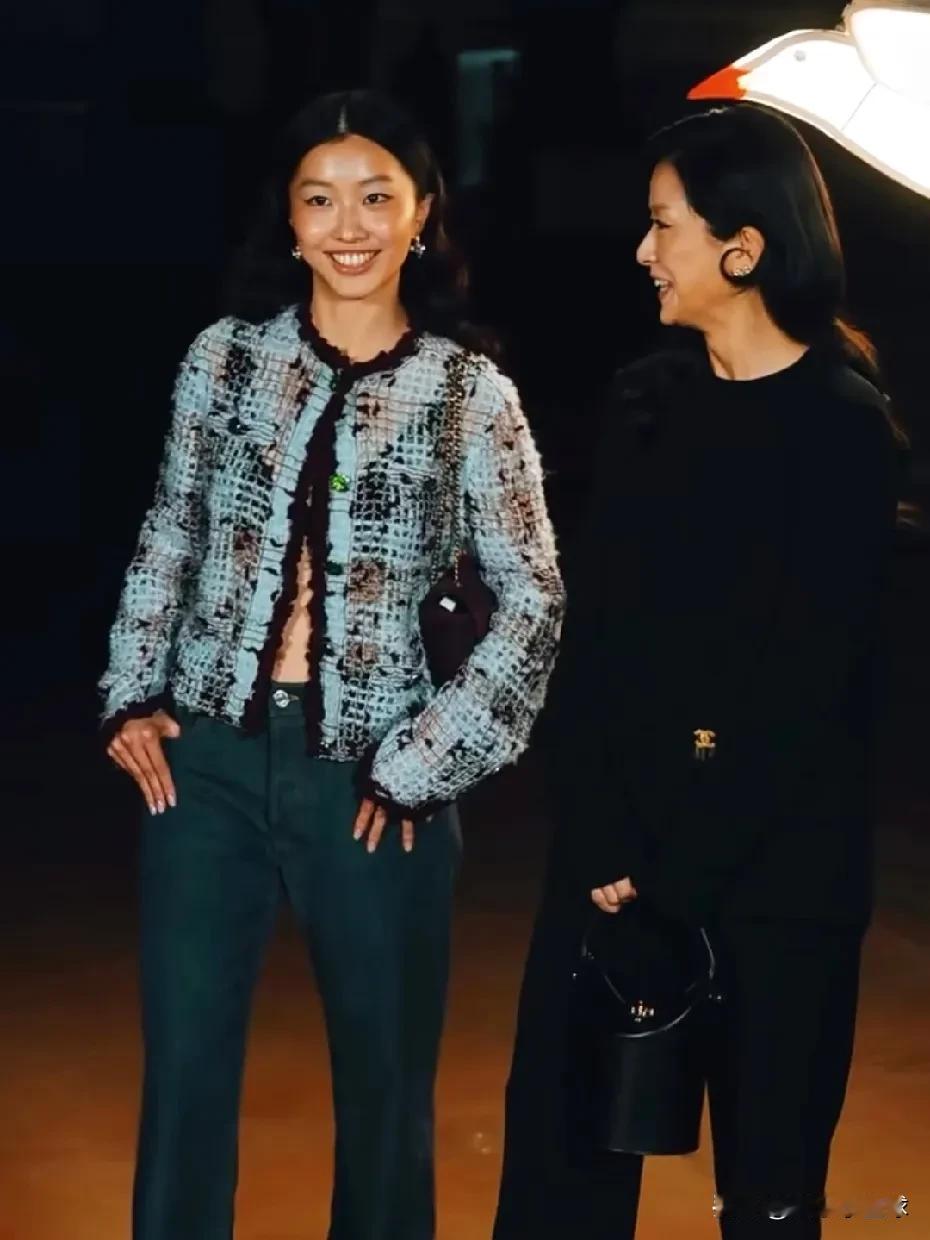 陈奕迅老婆带着女儿陈康堤现身巴黎时装周，母女俩的长相格外相似。

陈康堤继承了妈