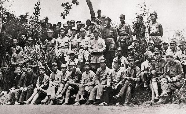 1943年，晋察冀一分区。一个单枪匹马摸进敌营、活捉叛徒的孤胆英雄，亲手杀了一个