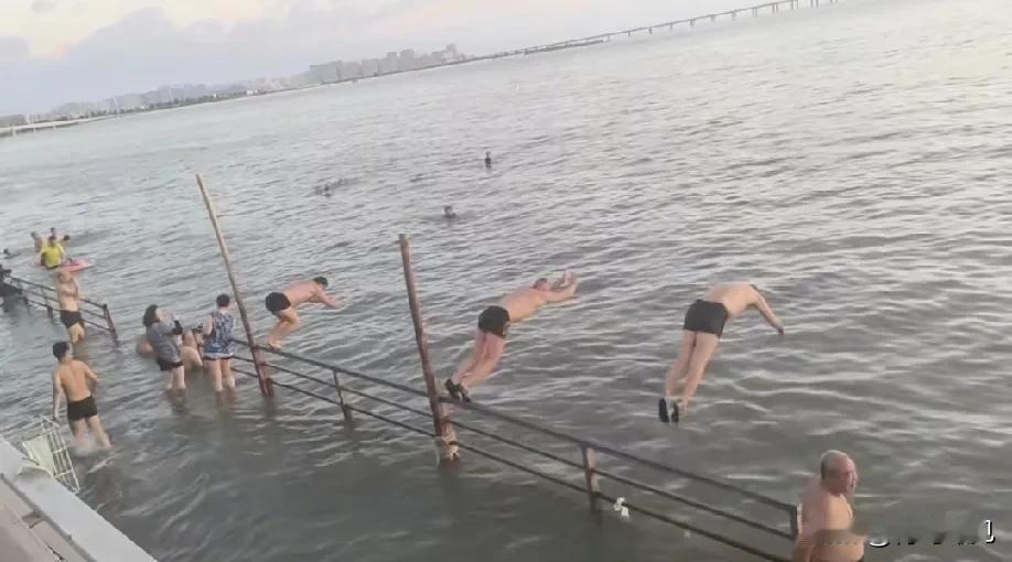 真没想到，青岛这里竟然火了！洗海澡、抓螃蟹、烧烤、露营，简直不要太爽！

真没找