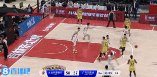 广东队任俊飞这个动作挺坏，也很隐蔽，横移过来，有一个很明显的身体略微前倾的动作，