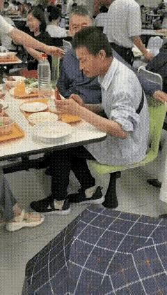 不是能进北大的人，都是高素质人才吗？为什么当韦神在饭堂吃饭的时候，这一个个的就像