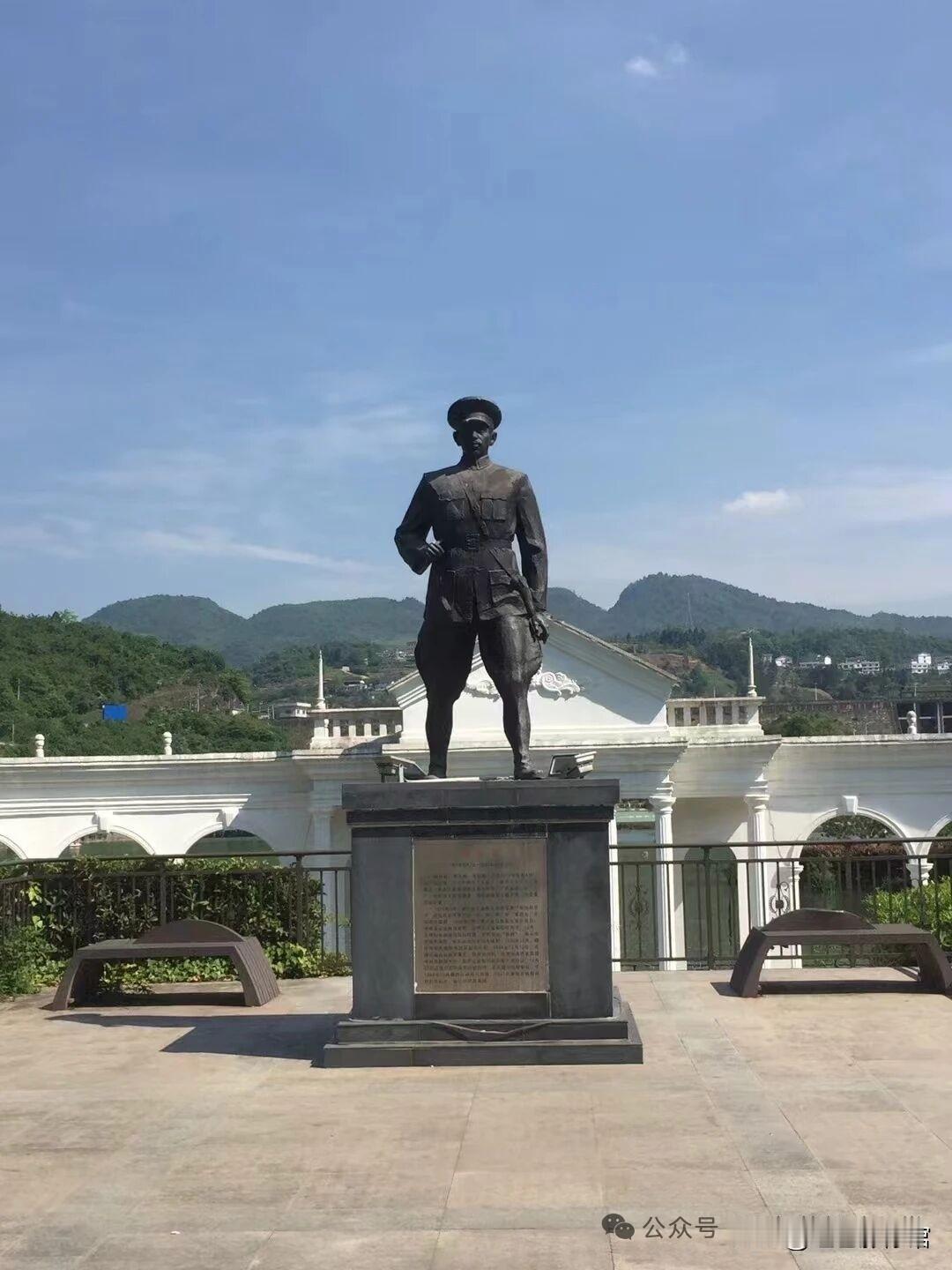 铜像刻画的是中国近代著名爱国将领、"西安事变"主要发动者之一——张学良将军。