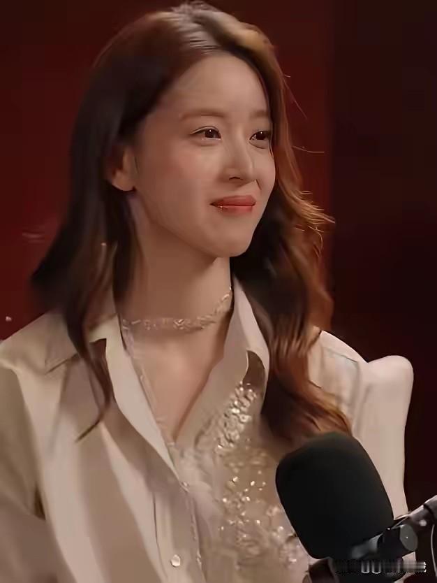 终于有网友出来说真话了！
就是人形吉祥物。
心苦面苦一辈子苦，前半生为父亲，后半