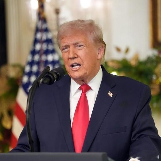 《川普一句“正与中方沟通对台军售”，谁在这一刻彻底破防了？》川普最近在公开场合冷