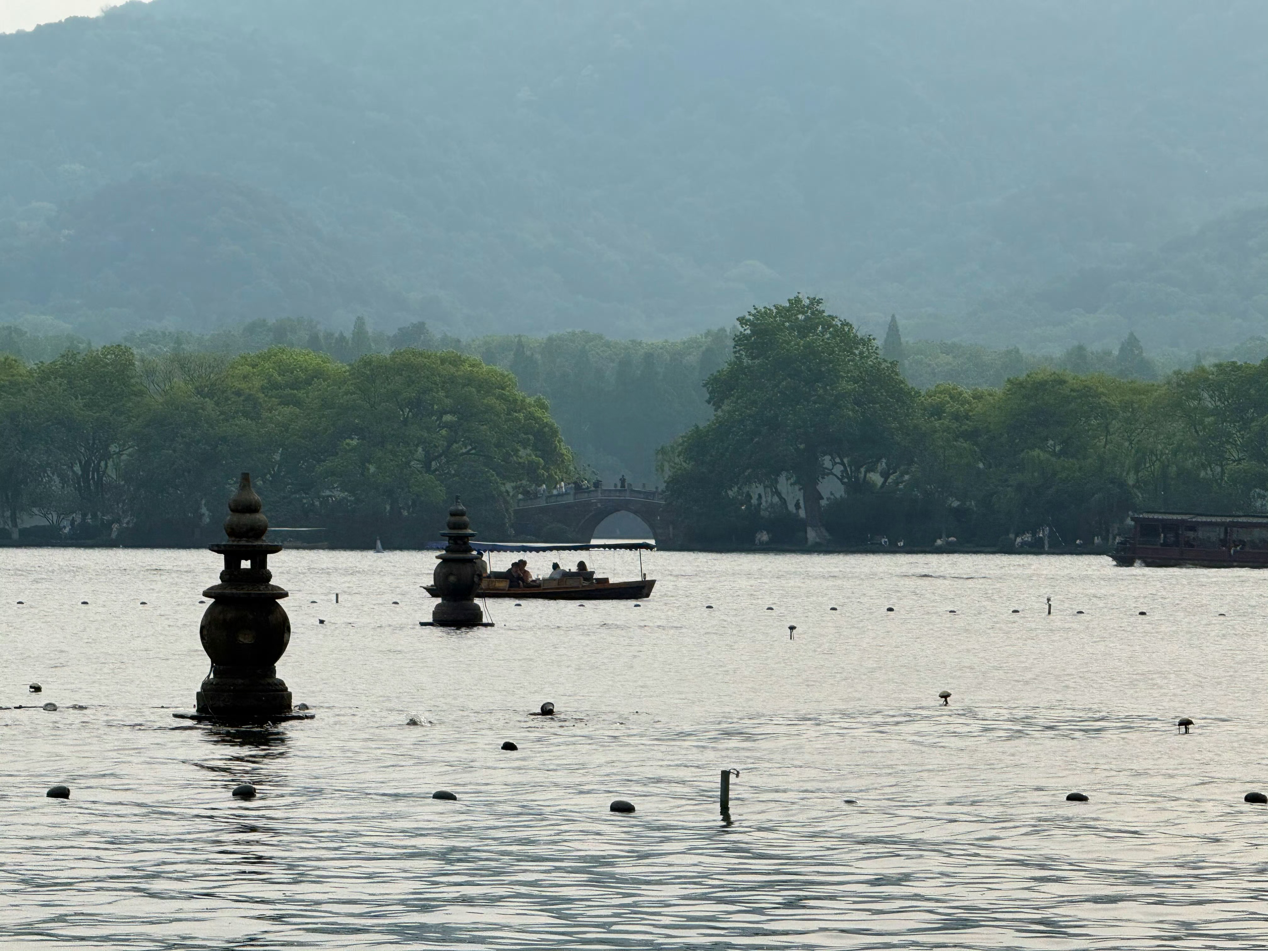 我不知道大家有没有发现那些越想被喜欢的人，往往越难被喜欢；反而是那些更专注“让自