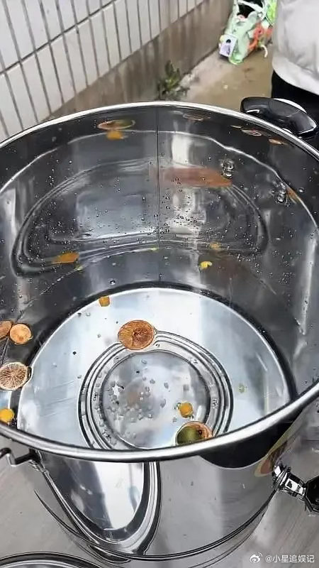 哪个男208这么区别对待，请粉丝喝大桶水，请剧组喝奶茶？ 