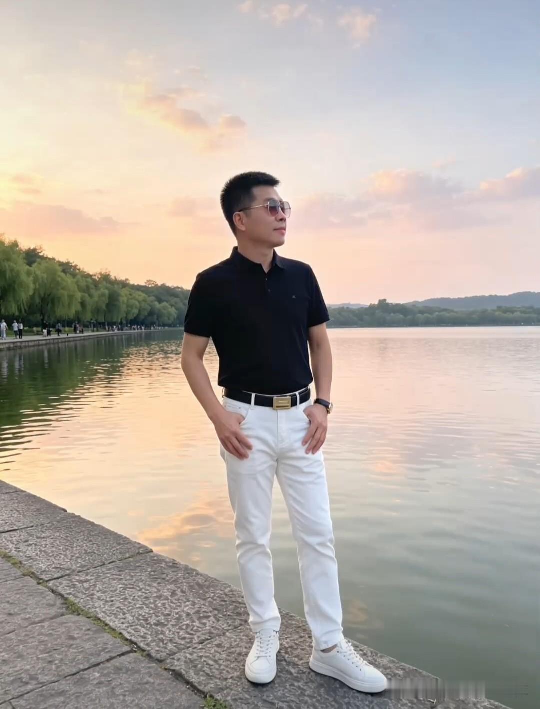 （原创）看夕阳西下，绚烂的晚霞夕阳西下，湖面波光粼粼，倒映着天边绚烂的晚霞。一位