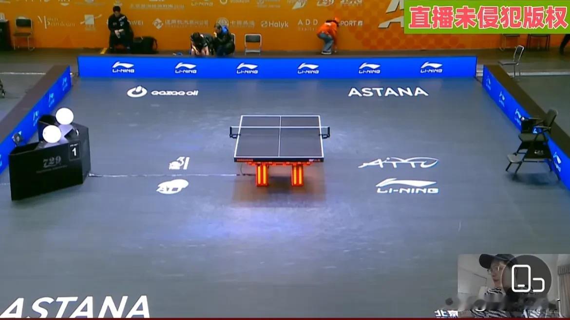 亚锦赛男单半决赛林诗栋对阵日本的篠塚大等。
林诗栋的场外指导是王皓。
第一局大登