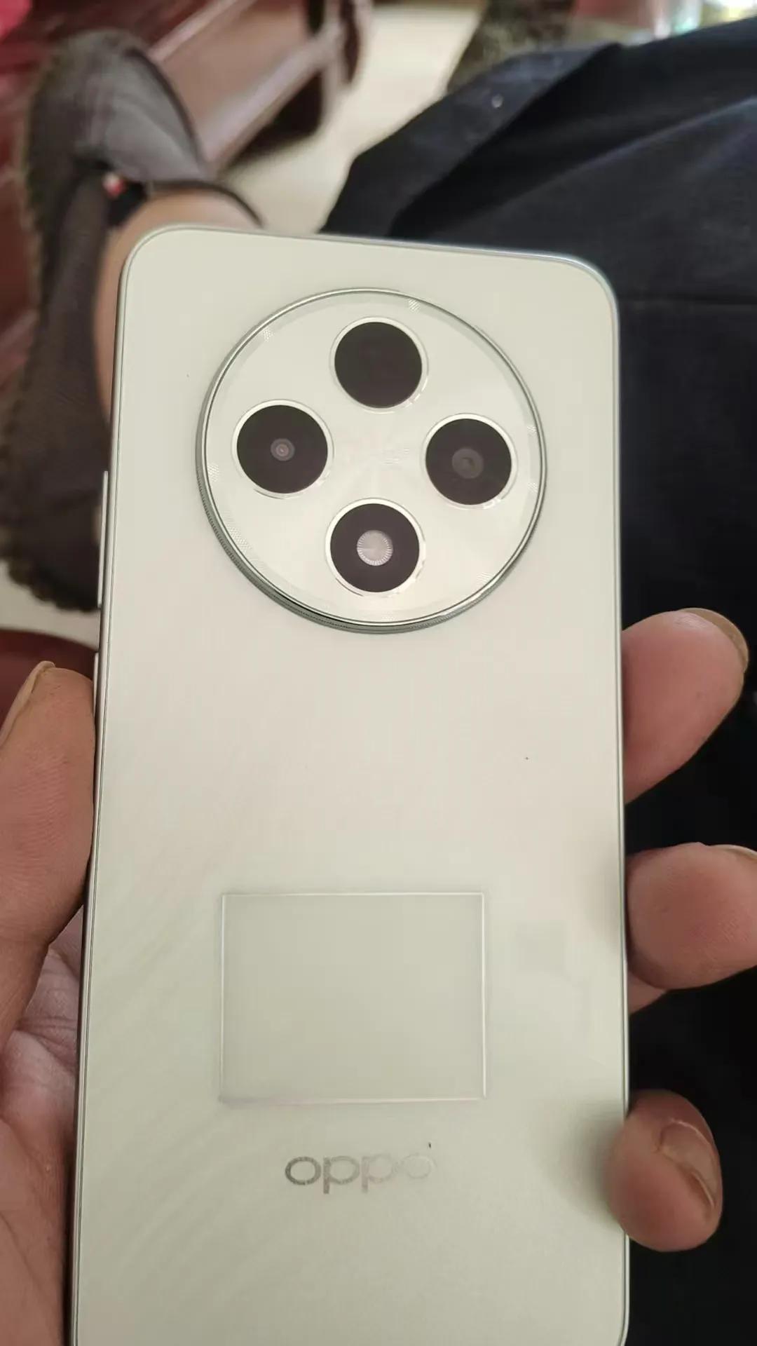 我哥用的OPPO手机，用了几个月后突然充不了电了，拿去售后直接给他换了全新的，这