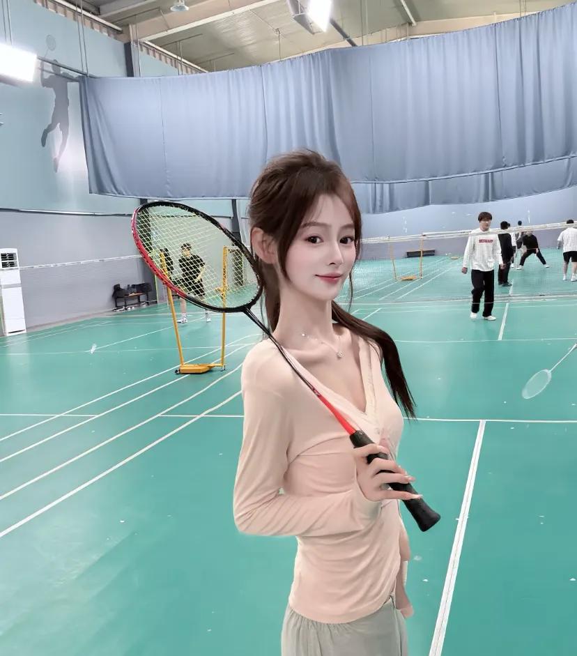 周末阳光正好，我约上了一位美女搭子去打球。球场上，她活力四射，每一次挥拍都释放着