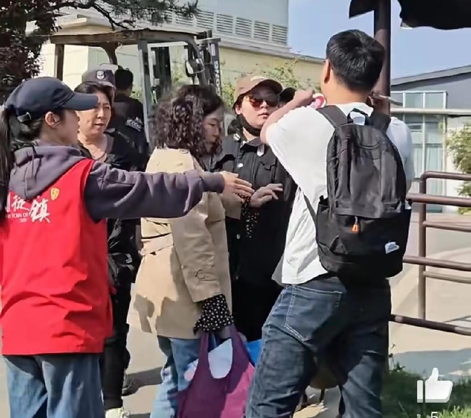 4月29日，山西晋城一景区内，两家游客疑因排队问题爆发冲突……
视频中，那位戴帽