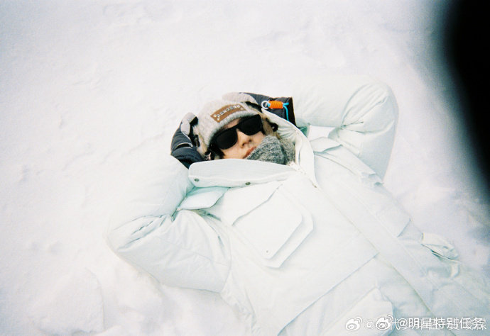 贺峻霖雪地里不让睡觉你好，这里是贺峻霖的“雪地流浪频道”哈哈哈哈哈哈，既然这里那