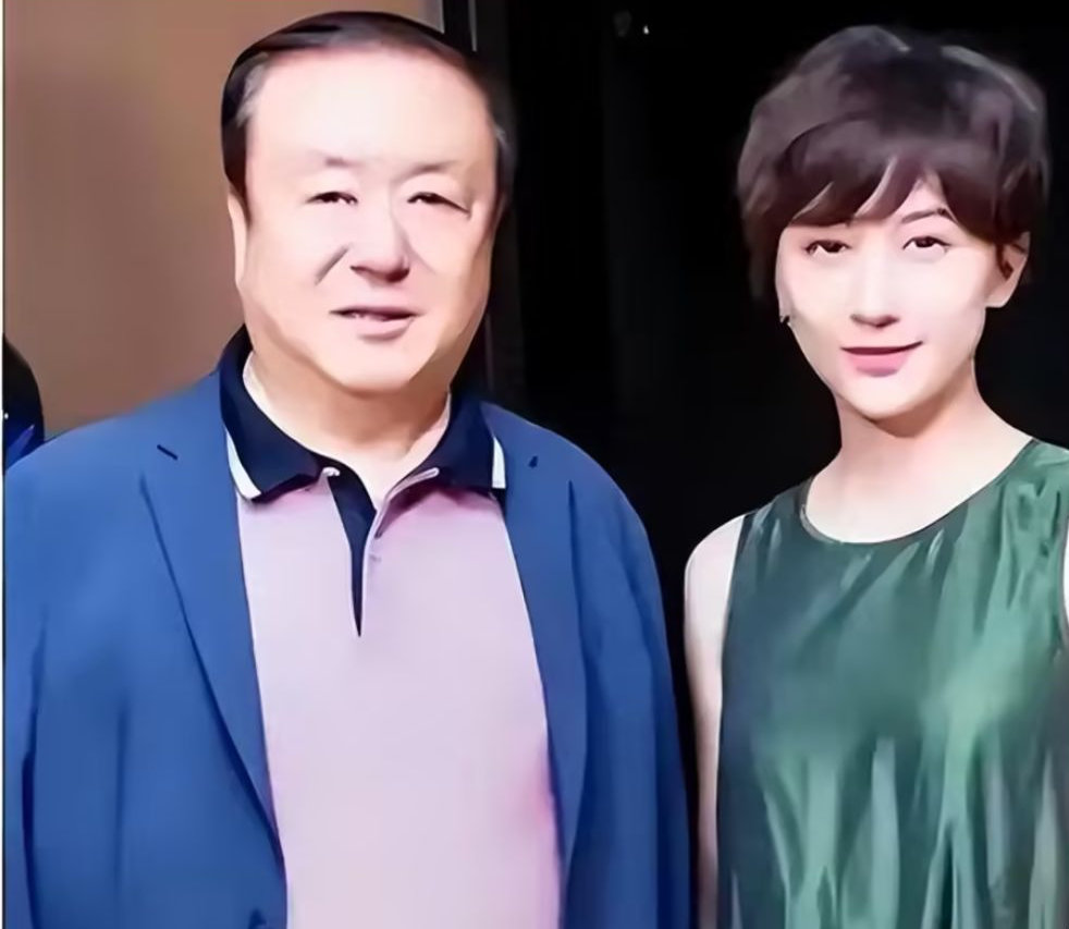 她挤走原配生两子，今老公74岁儿子8岁，可算有钱人终成眷属 