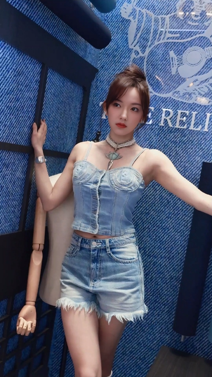 程潇｜📍𝙎𝙝𝙖𝙣𝙜 𝙝𝙖𝙞 ·truereligion活动生图