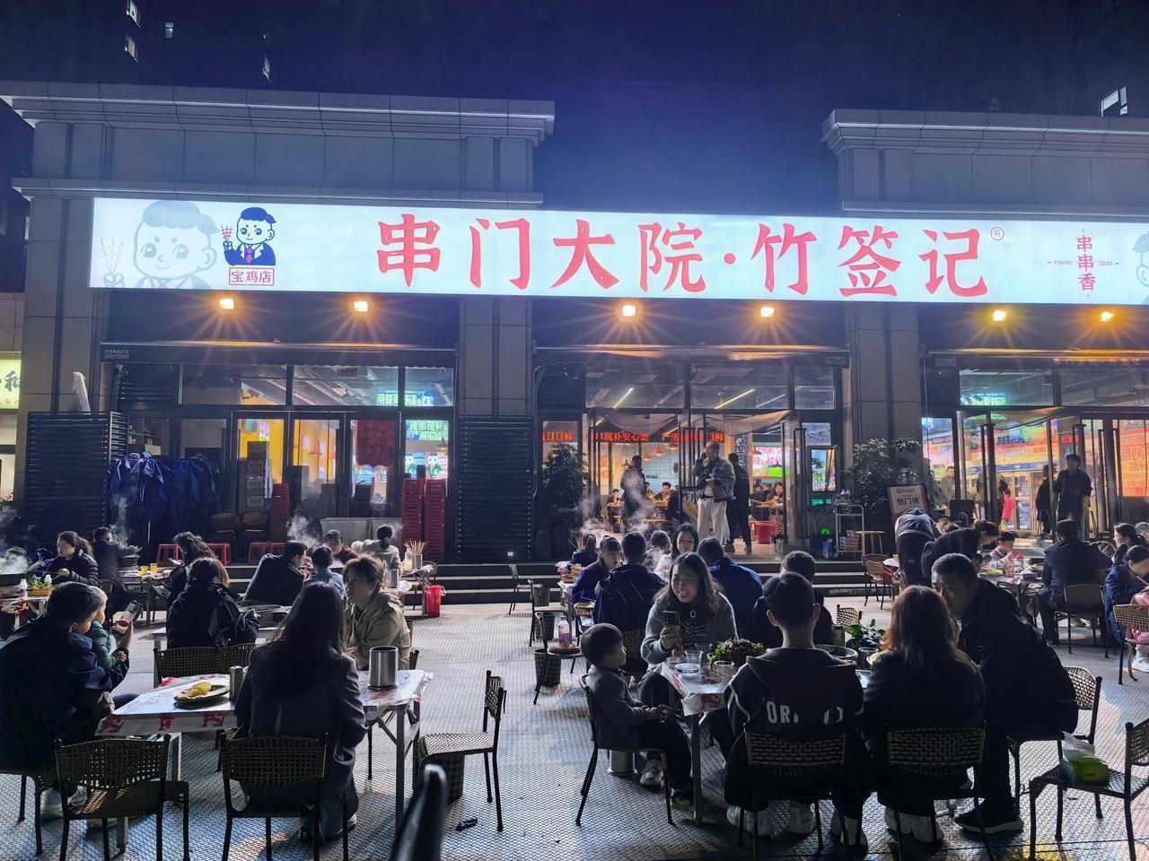 串串香就是老百姓在餐饮消费上发明的一个品牌，既像火锅又不同于火锅，它的特点就是顾