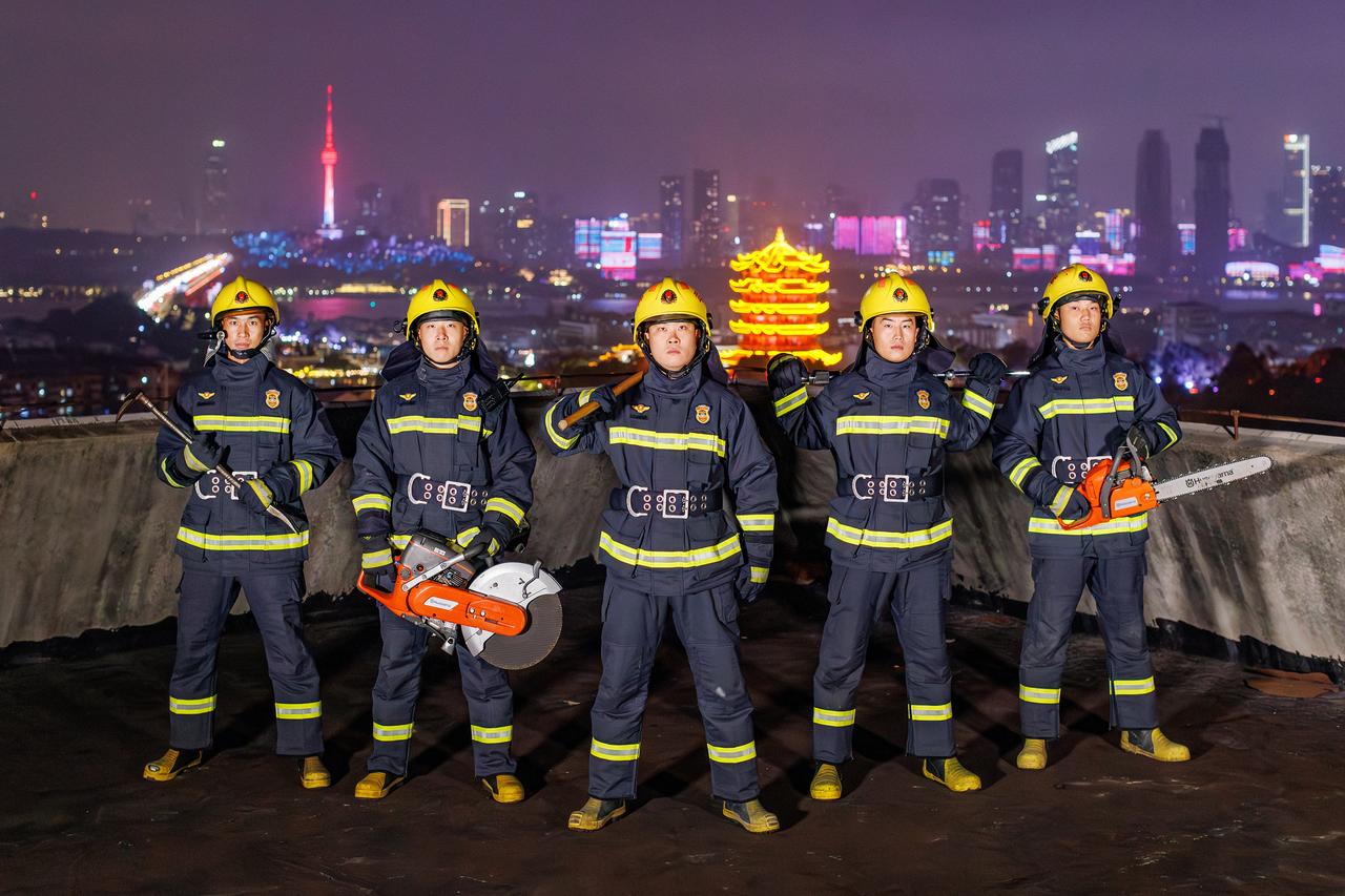 璀璨夜景下，有他们守护的身影，愿平安常伴逆行者，晚安~