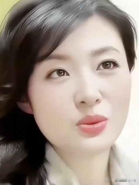 温婉大气，端庄优雅，周涛以从容姿态惊艳岁月。她打破边界，在热爱中绽放光芒，用温柔