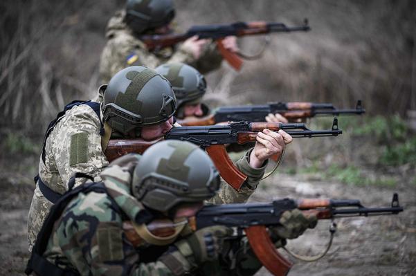 一场阵地战打完，俄军清理乌军遗体，士兵们挨个翻证件，翻着翻着都愣了——这些穿着乌