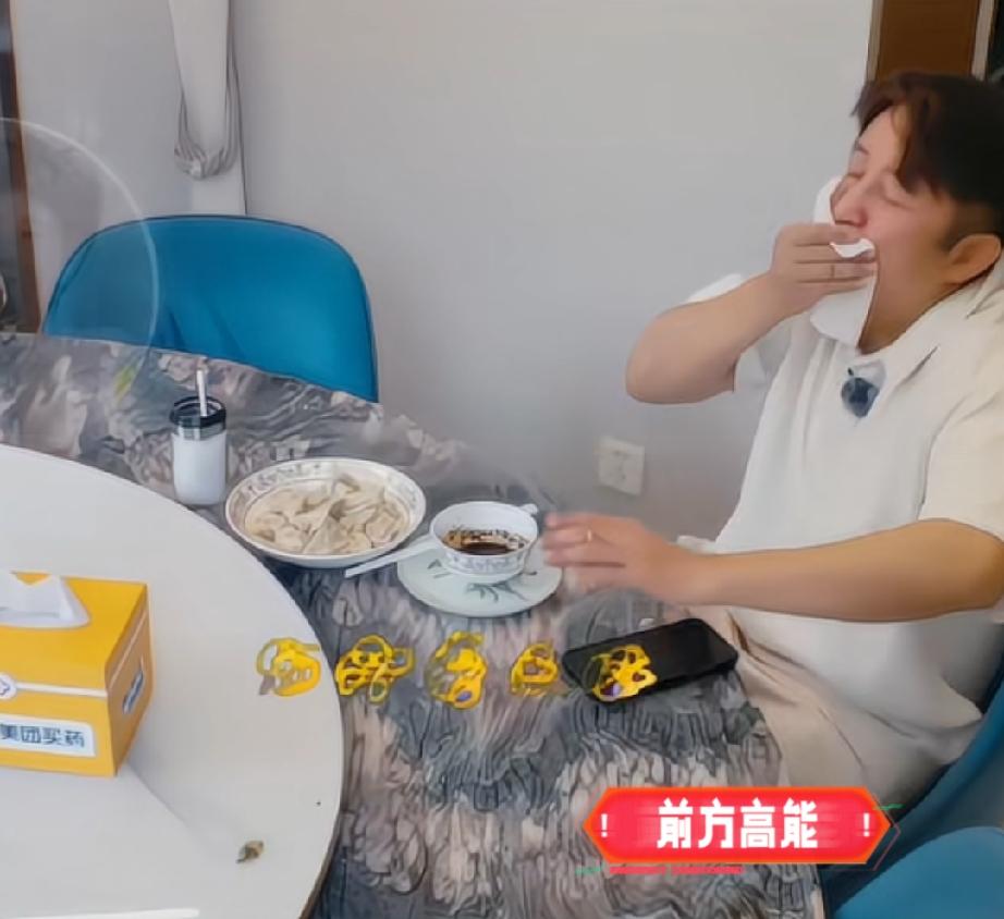邹市明吃饺子呛到，小鹿说他老人味好重

维嘉还直接说邹市明站起来就咳出一坨肉来，