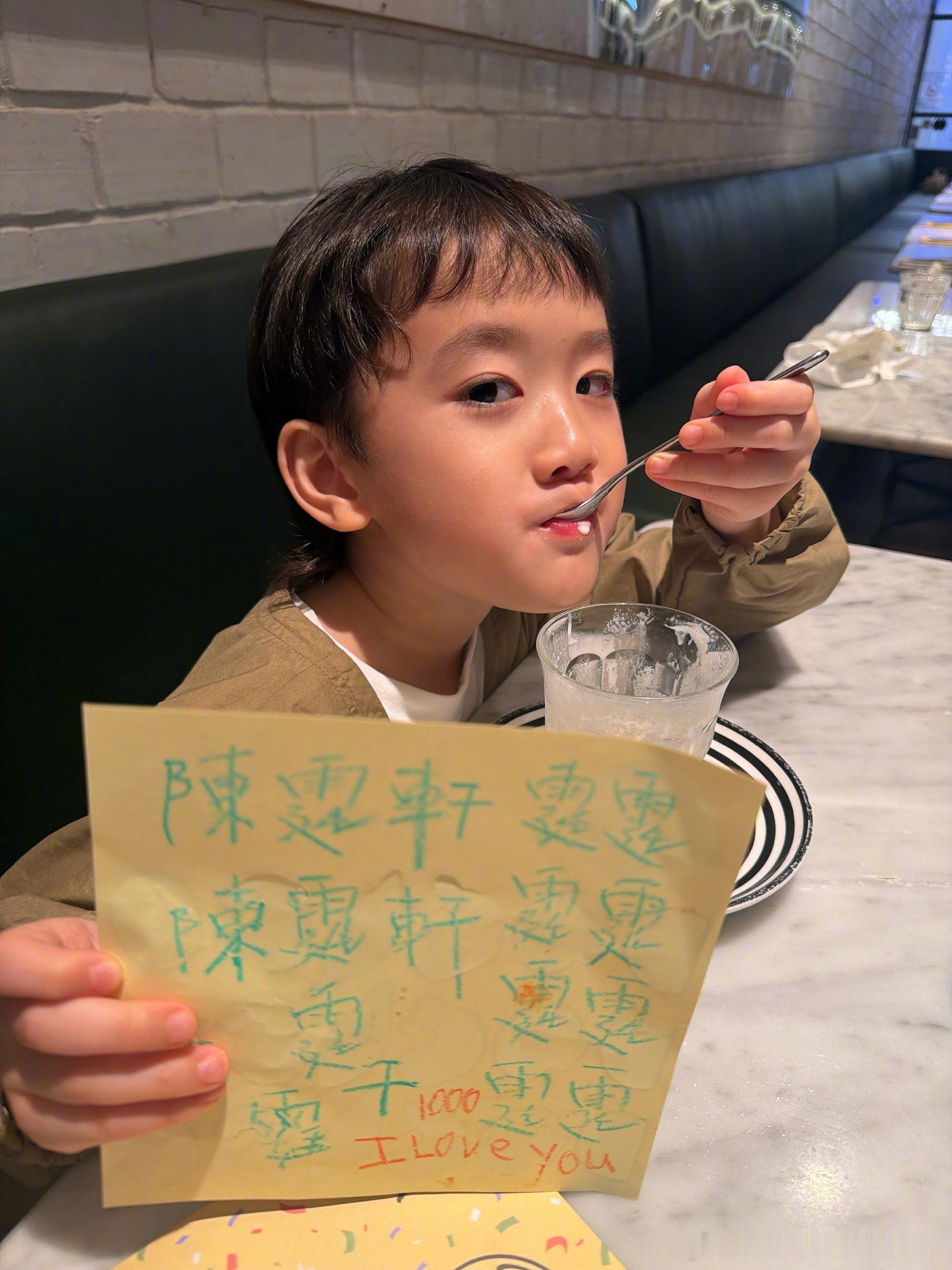 佘诗曼带干儿子过二人世界刷到佘诗曼和干儿子的日常，嘴角就没下来过。从“我可以忍一