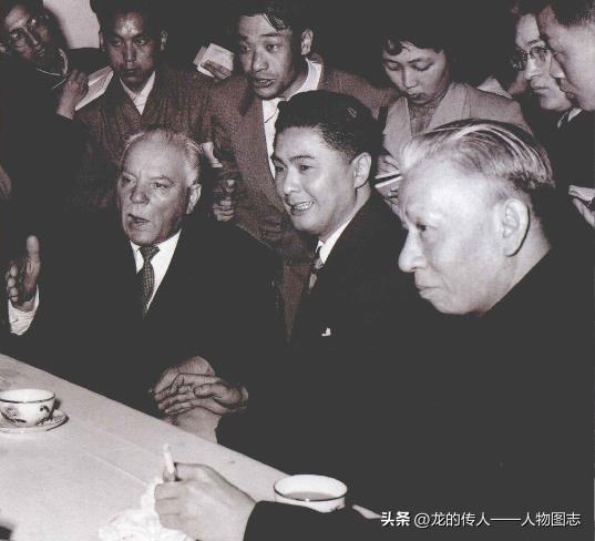 1957年4月23日，刘少奇(前右一)、荣毅仁(前右二)等陪同苏联最高苏维埃主席