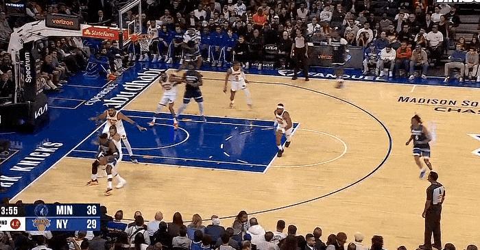 王对王！爱德华兹这球打得硬气！
在今天NBA季前赛森林狼与尼克斯的第二节比赛中，