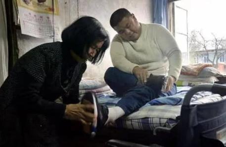 1999年，辽宁1男子在婚礼前夕，突遇矿难，半身瘫痪。他哭着和未婚妻退了婚。谁料