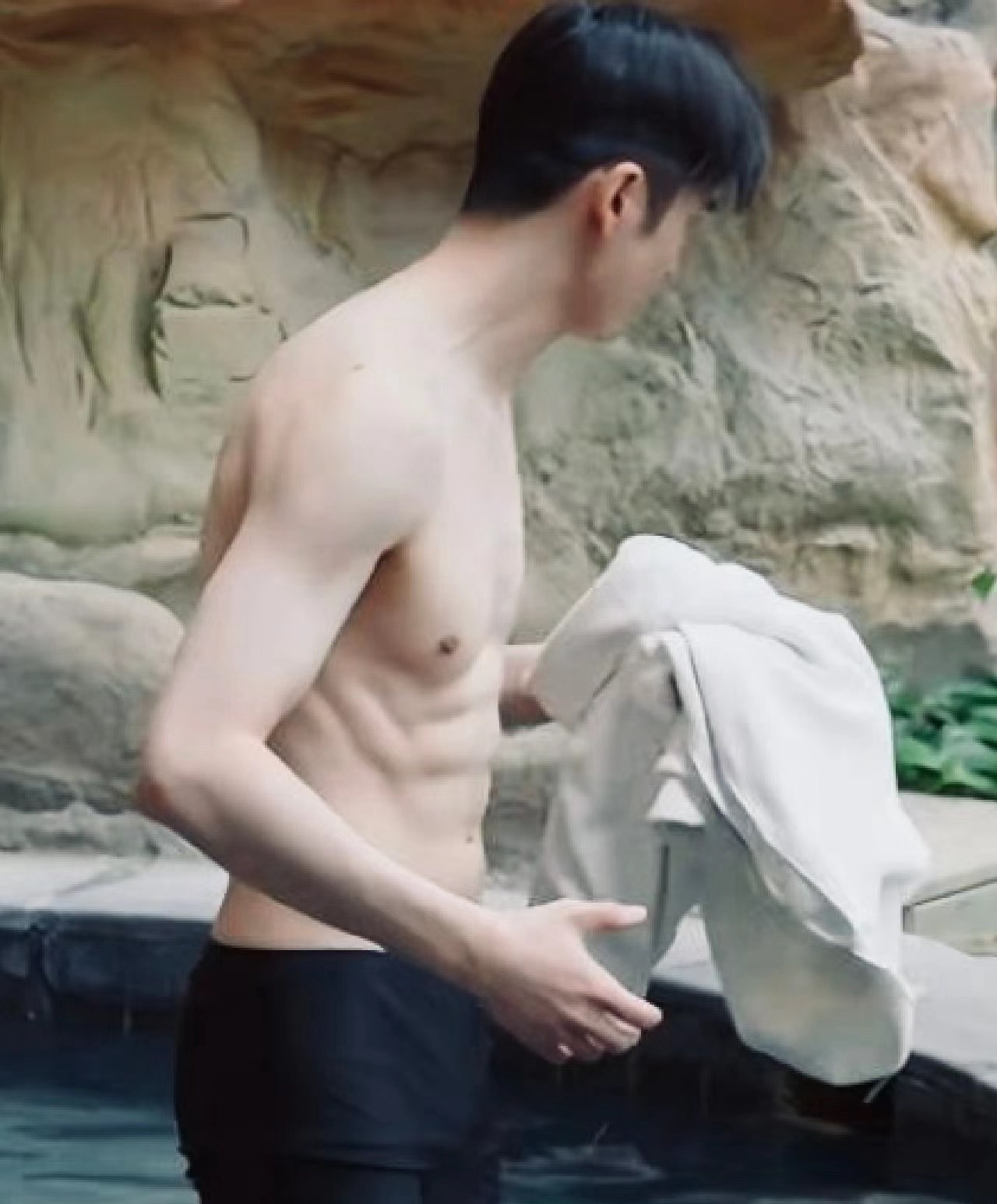 龙哥这个腹肌是我能看的吗？[舔屏][舔屏][舔屏] ​​​