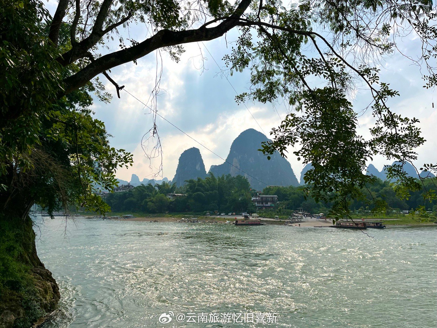 从大圩古镇自驾至阳朔西街，沿途欣赏漓江风光，看见好景致就停下来，走走停停看看，8