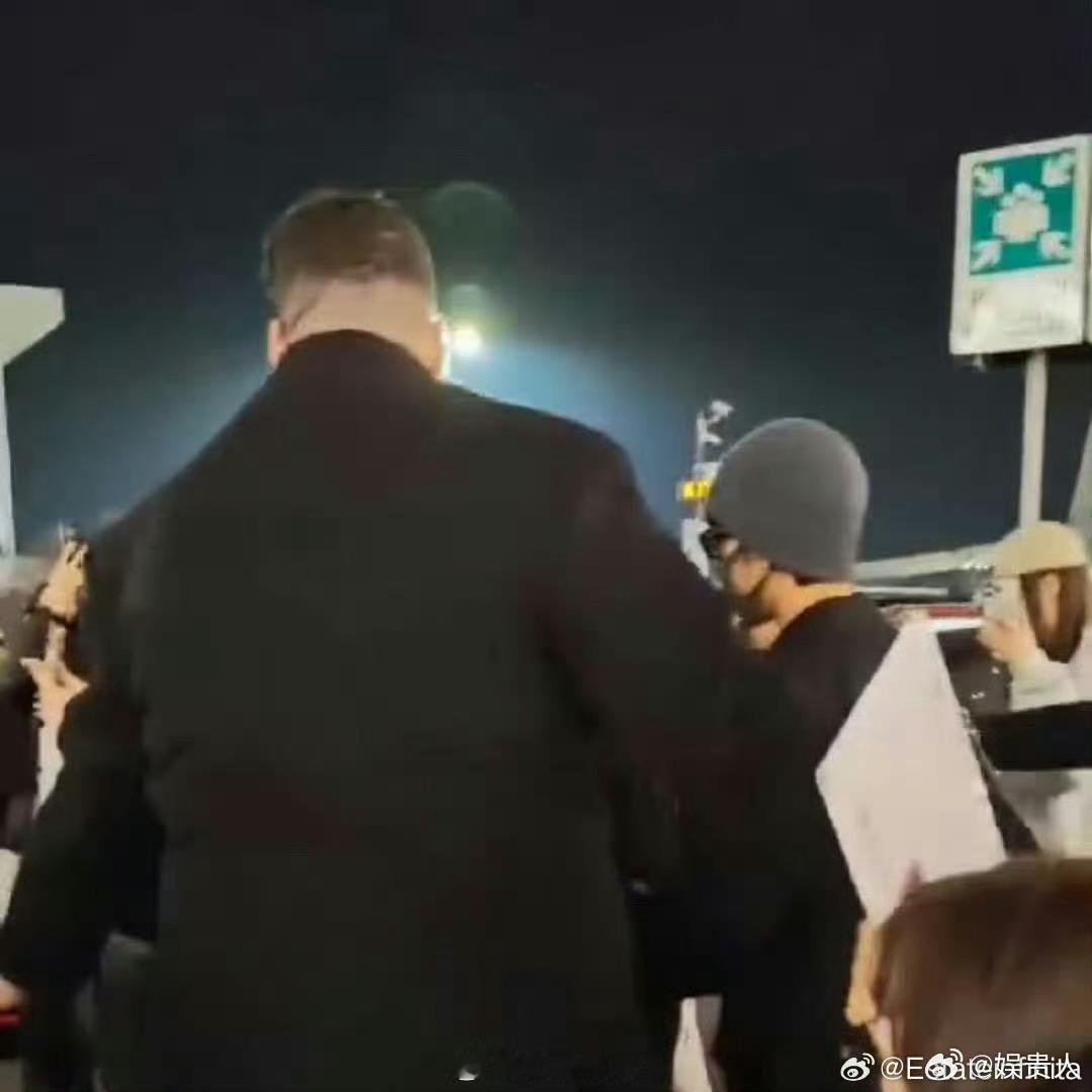 第一次见肖战如此娇小品牌给肖战配的保镖好恐怖的体型 这体型差，肖战看保镖也得抬头