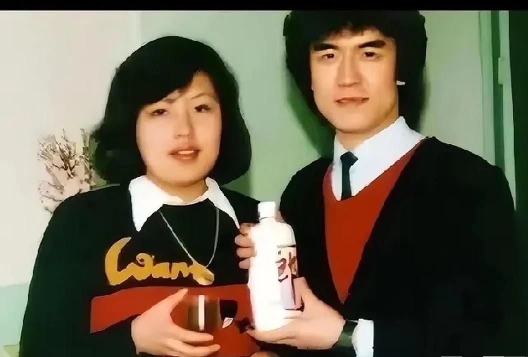 90年代，哈文与李咏在婚宴上的留影，李咏拿着酒瓶、哈文端着酒杯正准备给来宾们敬酒