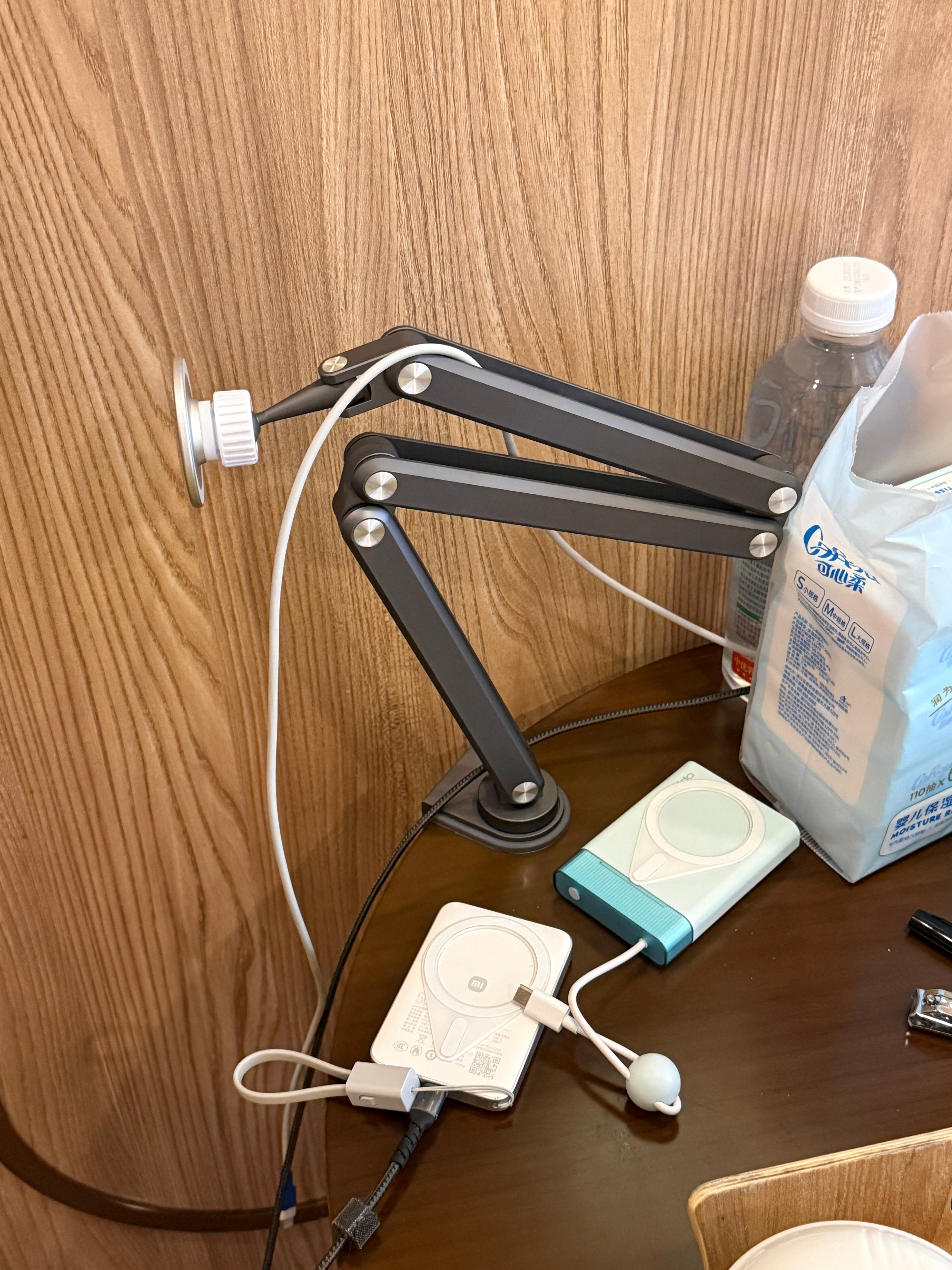 我把月子中心搞成 MagSafe 磁吸支架之家了餐桌上摆一个，夹一个。茶几上夹一