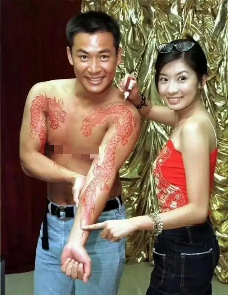 贾静雯的旧照。身穿红色吊带的贾静雯，抓着旁边猛男的手臂，给大家展示他的双龙纹身，