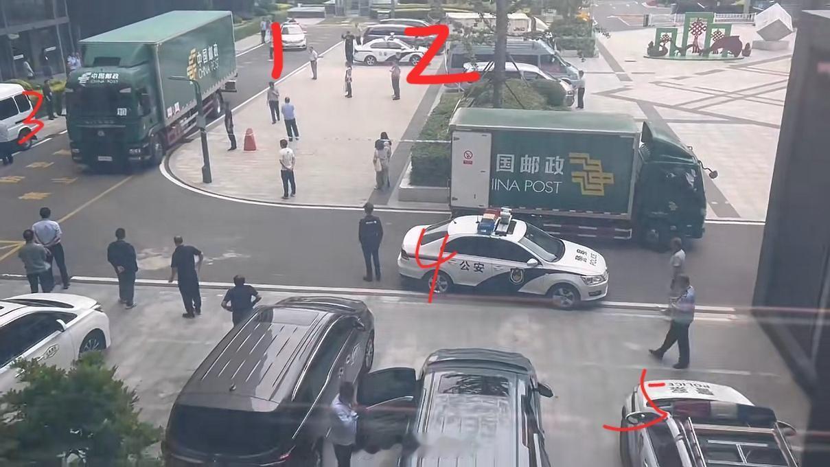两辆高考运输车，五辆警车护送，今年的#高考# 试卷安保强度大幅度提升。 ​​​