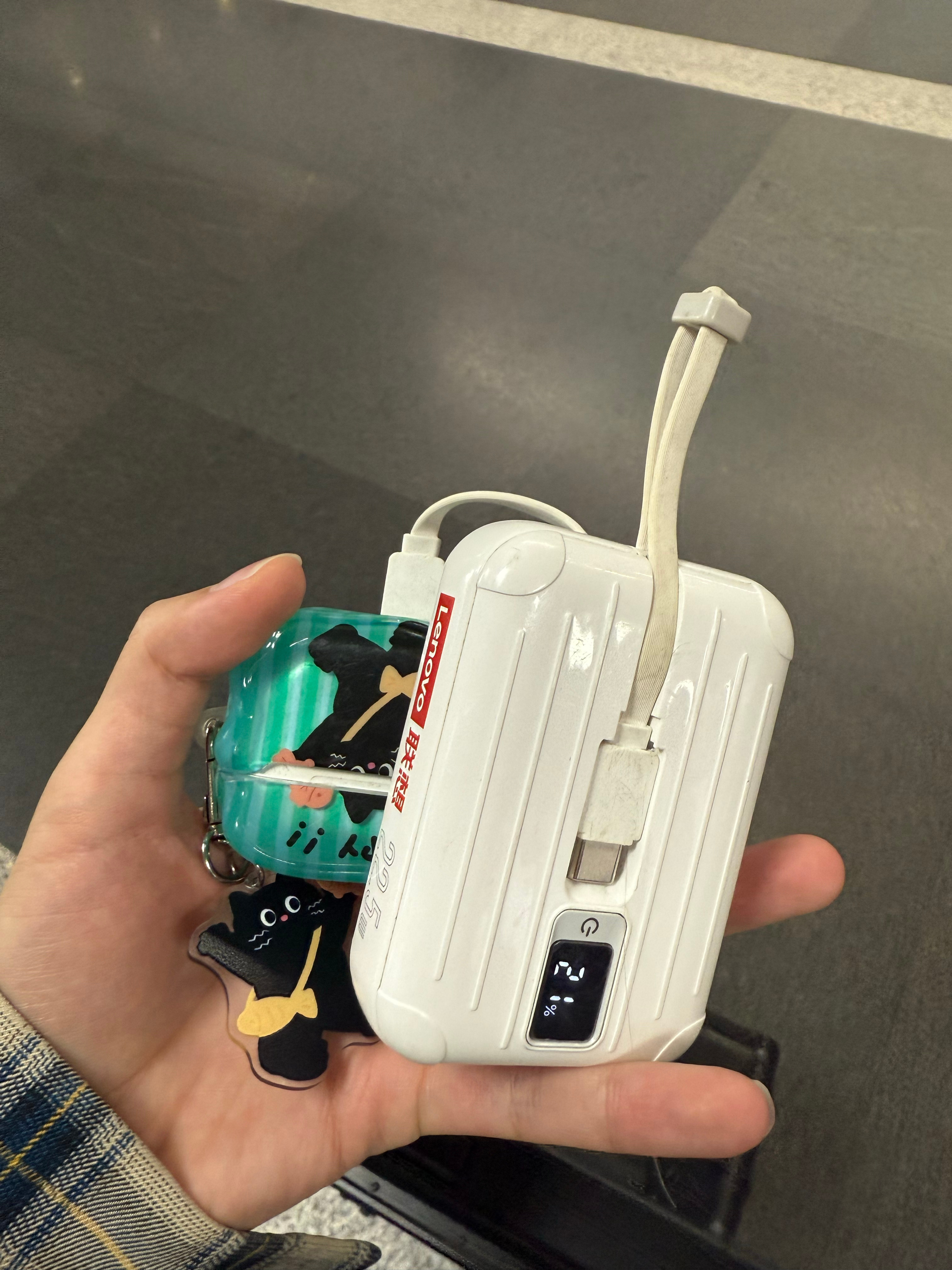 mia的plog时刻 我可怜的充电宝跟了我这么多年……居然被机场扣下了[泪]小哥