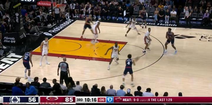 泰伦卢在第三节打了两分钟不到，就宣布投降换上了第三阵容！ 