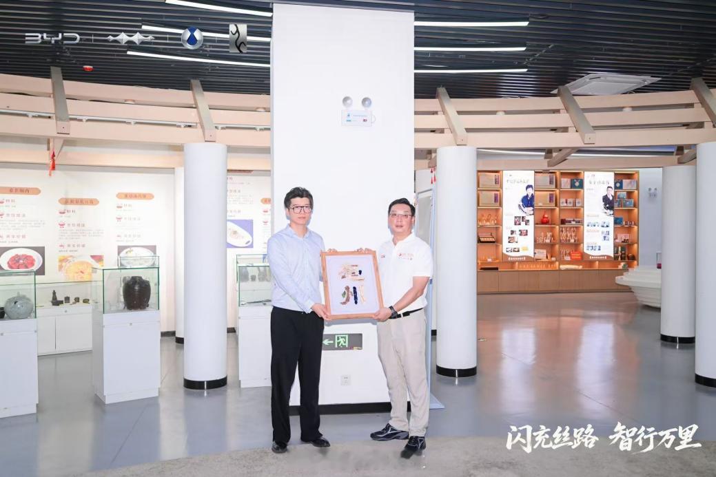硬核技术驰骋丝路！比亚迪全程护航2026丝绸之路万里行千年以前，驼铃沿着丝绸之路