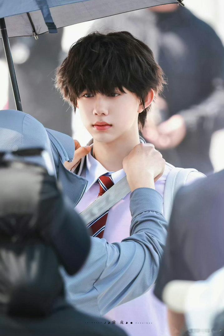 陈奕恒我们的少年时代2单人海报陈奕恒领衔主演📸不靠刻意凹造型，自带清爽少年气场