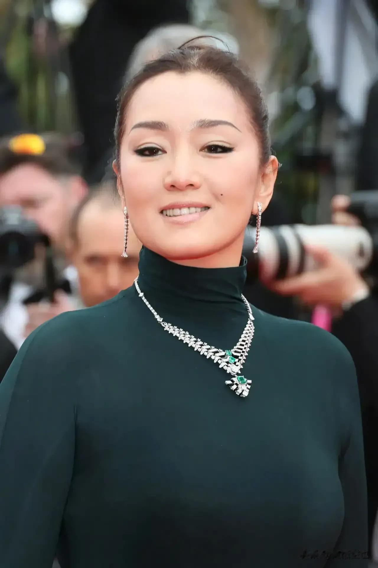 什么叫优雅，什么叫气场，巩俐就是最好的典范。当戛纳国际电影节红毯上女星个个争奇斗