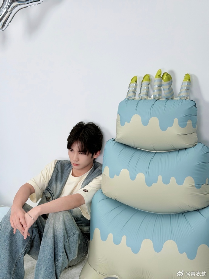 小俞的生日萌图有了捕捉生日限定萌态祝小俞平安喜乐，万事甜滋滋 