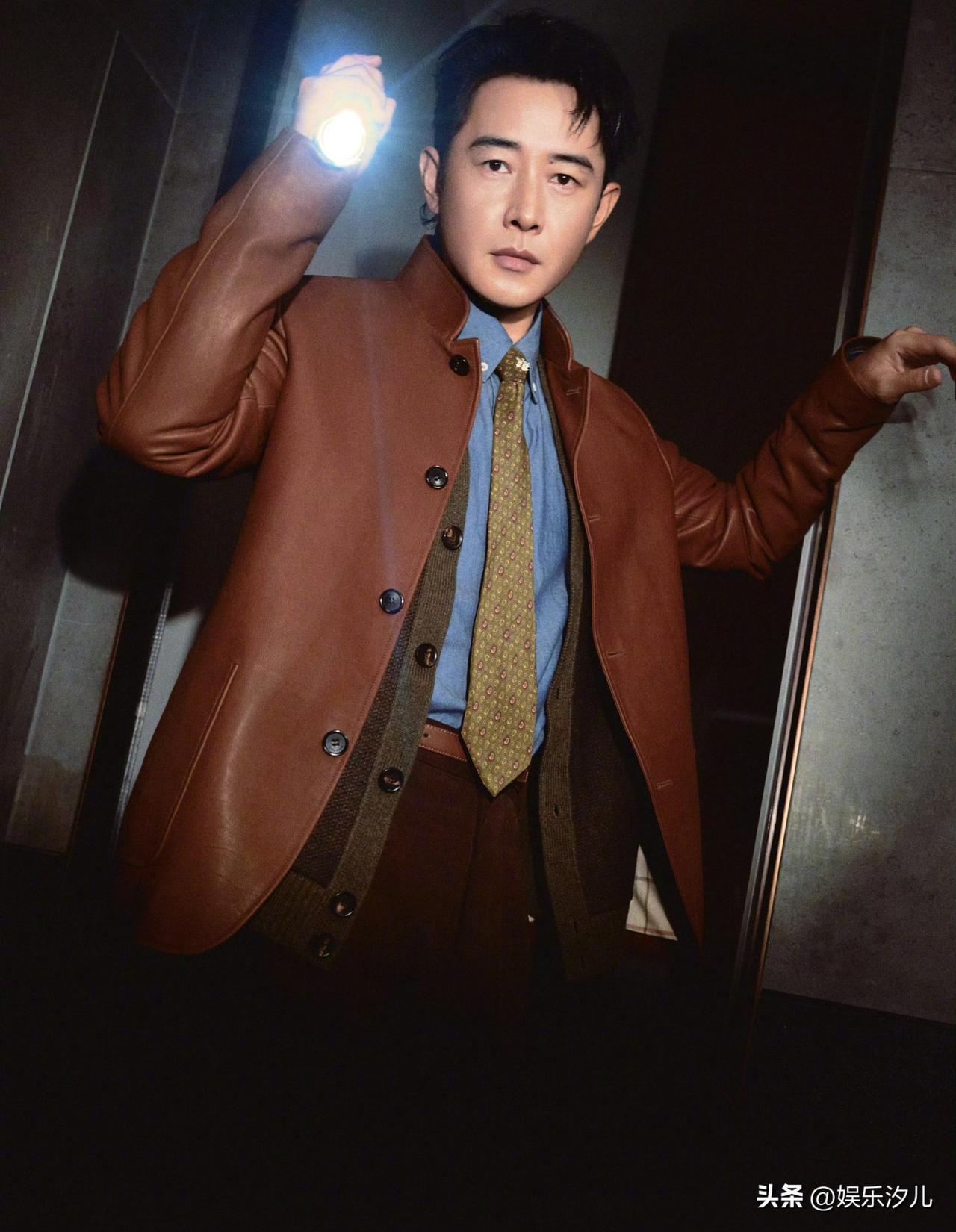 罗晋说：“我太太！”


罗晋线下活动，展示领带上女儿手绘的画作，还自然脱口而出