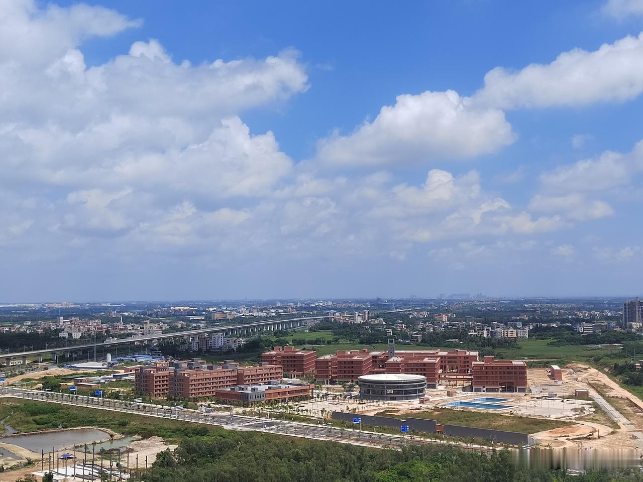 不少湛江市民或许还不知道，配图图片中的建筑群，便是已动工建设数年的湛江市第一中学