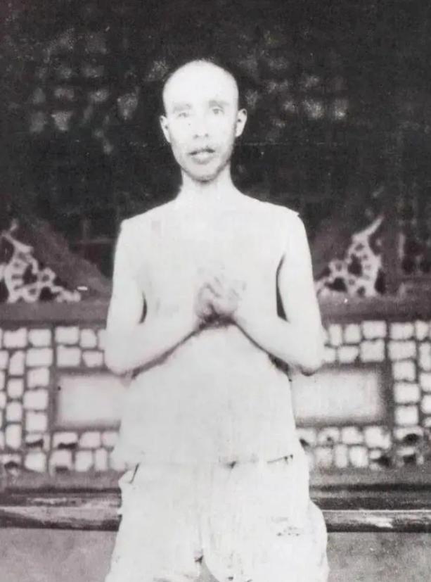 1907，徐锡麟刺杀完恩师后，被抓住处以极刑，临刑前，清兵给他拍了张照片，徐锡麟