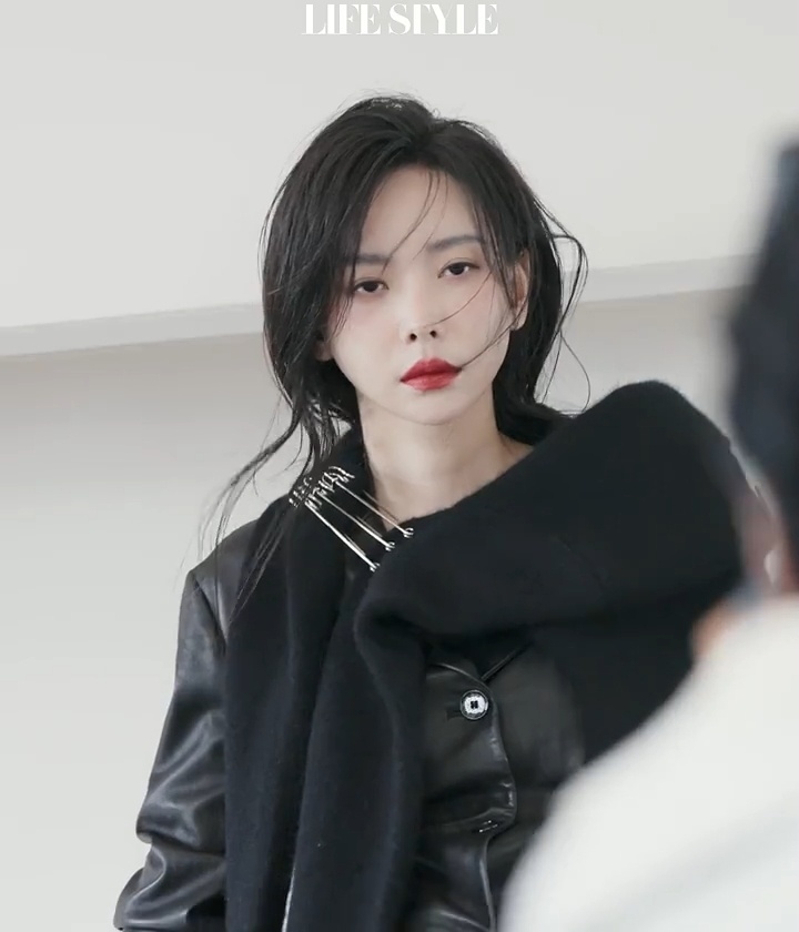 黑发红唇好伟大... ​​​