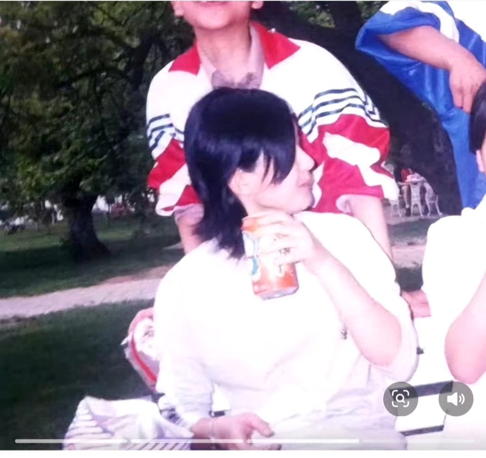 赵丽颖 合照的同学成了大明星颖宝真是完美侧颜   完美神颜脸型犹如飞饼般有标识度