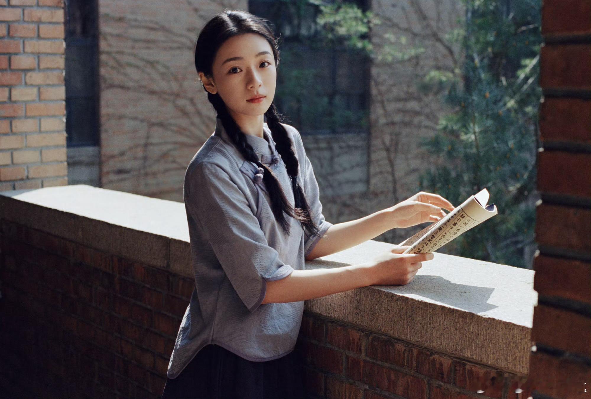 王和申请当一天民国女学生王和民国女学生妆造 王和这组复古写真太戳了！浅紫上衣配深