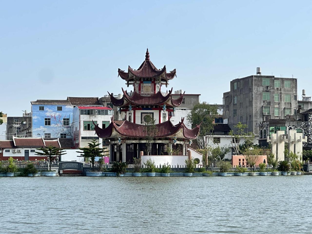梅妃故里即景——莆田江东村

夏踱江东畔，寻迹梅妃乡；
古桥承岁月，新苑沐晴光；